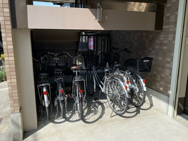 サウスビュウハイツのその他共用部分|階段の下に駐輪場