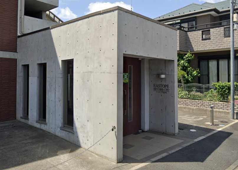 イーストープ美好町のエントランス