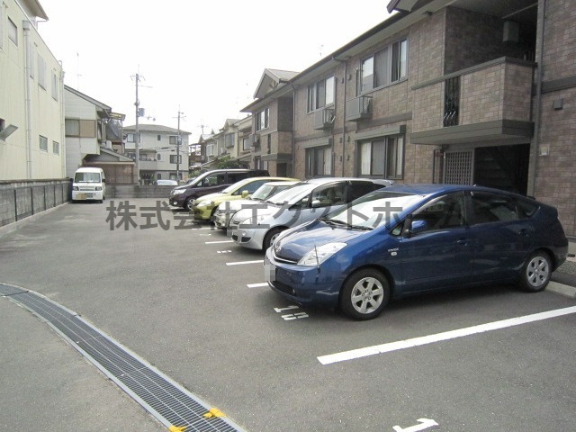 グランドール今里の駐車場