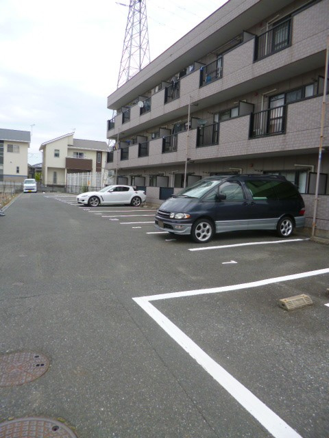 アメニティⅡの駐車場|敷地内に駐車場がございます