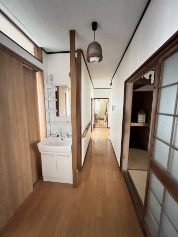 松江町戸建の洗面所|浴室の洗面台とは別にある、独立の洗面台になってます！