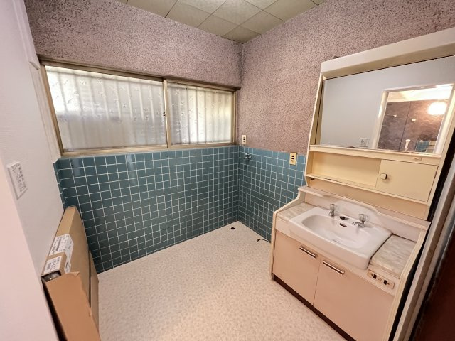 松江町戸建の脱衣所|脱衣所は広々なのでランドリーラックなどを置いても余裕です♪