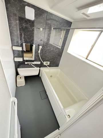 松江町戸建の浴室|足を伸ばしてゆっくり入れる浴槽で、1日の疲れもとんでいきそうですね♪嬉しい浴室乾燥機付き！