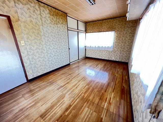 松江町戸建の洋室|2階の洋室になります。窓から光がしっかり差し込みます。