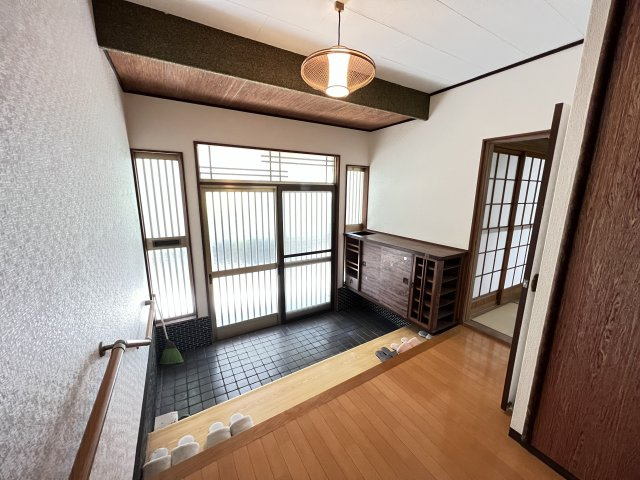 松江町戸建のその他|和風で開放感のある玄関です。