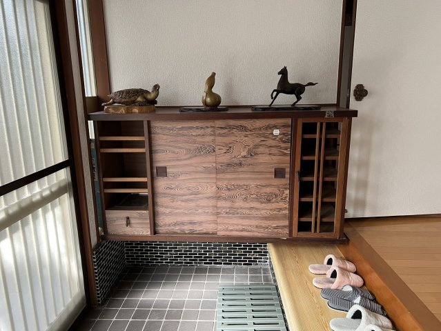 松江町戸建の玄関|お洒落なシューズクローゼットでご家族の靴もたくさん入ります！