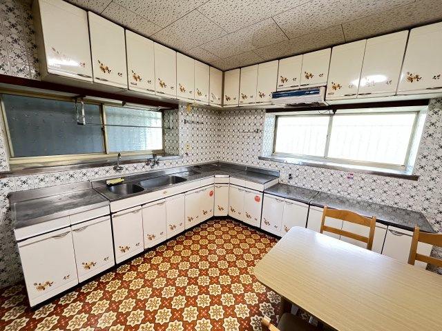 松江町戸建のキッチン|家事のしやすいL字型キッチンになっており、収納もたくさんあります♪