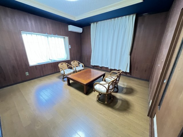 松江町戸建の洋室|9.8帖ある洋室です。お部屋の使い方は色々楽しめます！