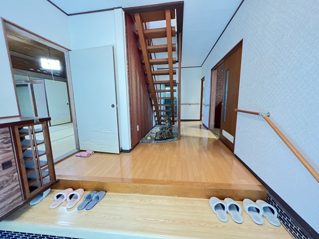 松江町戸建の玄関|とてもゆったりとした余裕のある玄関です。