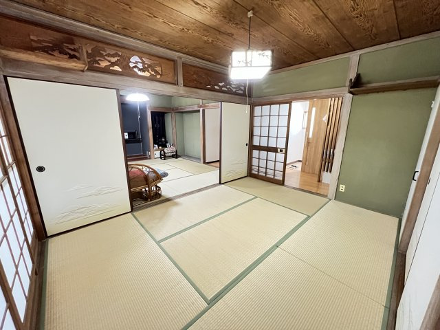 松江町戸建の和室|ゆっくりとくつろげる和室です。玄関入ってすぐなので来客用として使用するのもいいですね♪