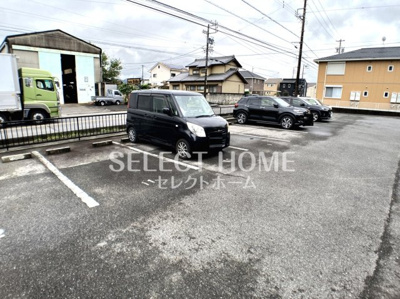 【駐車場】 | フルハウス | 駐車場に車を止められます