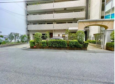 【外観】 | エスリード西天満 | 共用エントランスにはTVモニター付きオートロックシステムを導入、宅配ボックスも設置しています。