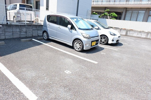 ジョリベールの駐車場