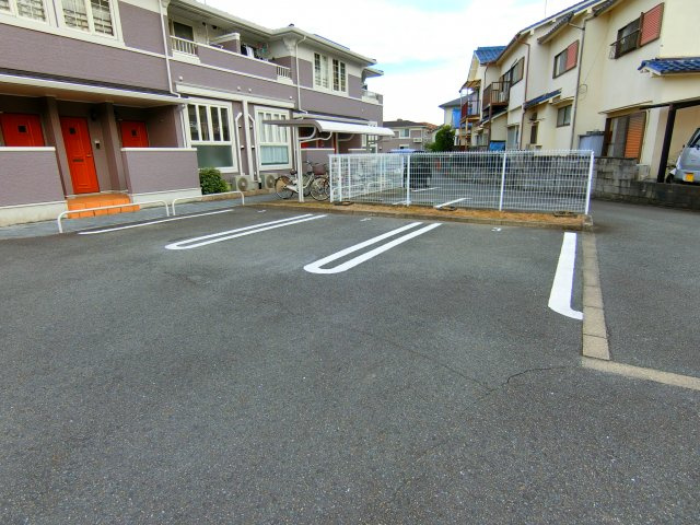 シェーネ　エレガンシアの駐車場