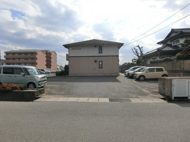 ブランシェ本生の駐車場