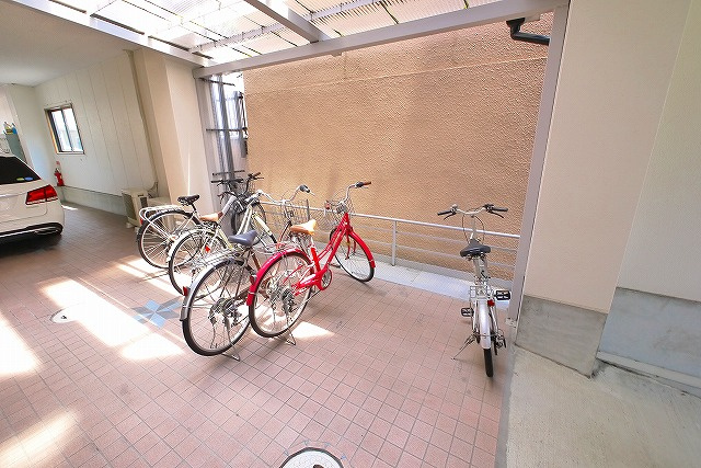 平和奈良ビルのその他共用部分|ゆったりとした駐輪場です。