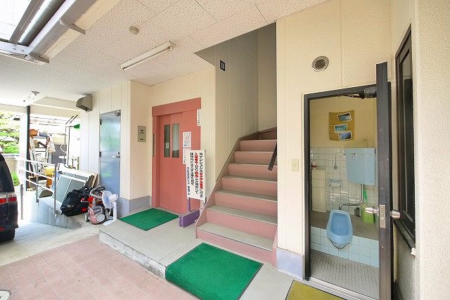 平和奈良ビルのエントランス|キレイな共用部分。