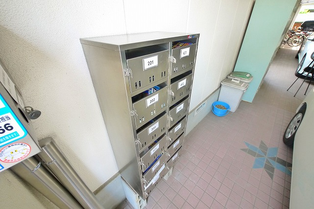 平和奈良ビルのエントランス|キレイな共有スペース