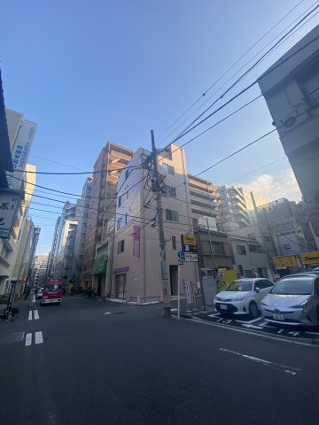 クリームハウスビルの周辺