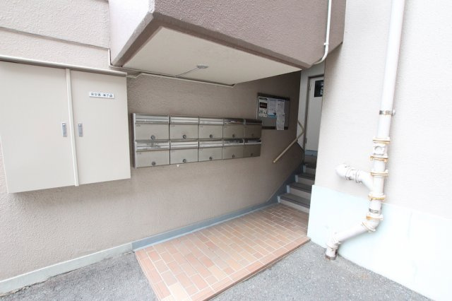 エメラルドマンション東那珂のエントランス