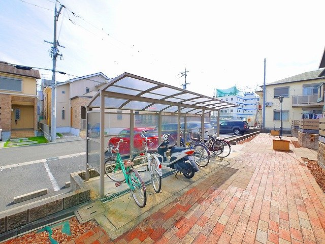 グランシャリオ（八条）のその他共用部分|ゆったりとした駐輪場です。

