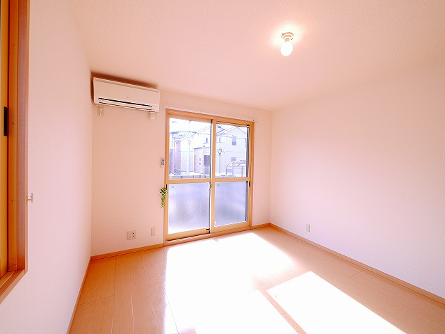 グランシャリオ（八条）の居間・リビング|ゆったりとした居間です