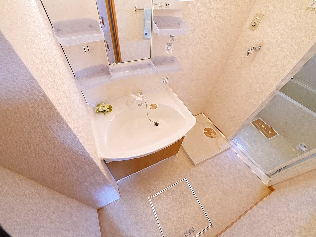 グランシャリオ（八条）の洗面所|ゆったりとスペースのある洗面所