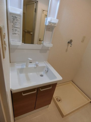 【洗面所】 | ルミエール日吉 | 洗髪洗面化粧台で忙しい朝にも寝癖の付いた頭にも優しい☆お化粧するときにも大活躍です♪