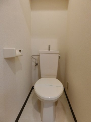 【トイレ】 | ルミエール日吉 | 人気のバストイレ別です♪上部にはトイレットペーパーなどの小物を置ける棚付きです♪