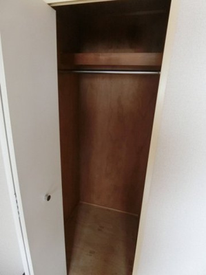 【収納】 | ルミエール日吉 | 洋室5帖のお部屋にあるクローゼットです♪お洋服もしわにならず、キレイに収納できます☆