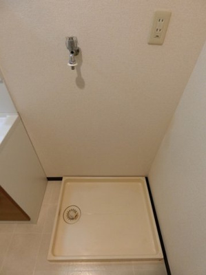 【設備】 | ルミエール日吉 | 洗面所内、洗髪洗面化粧台横にある室内洗濯機置き場です♪防水パンが付いているので万が一の漏水にも安心です！