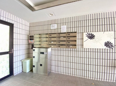 【その他共用部分】 | ルミエール日吉 | 共用エントランスには宅配BOXがあるので荷物の受け取りもスムーズに♪再配達の手間がかからないのが魅力♪