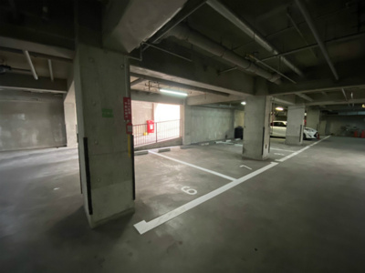 【駐車場】 | ルミエール日吉 | いつでも目の届く敷地内に駐車場があります♪地下にあるので、雨の時の乗り降りもらくらく♪
