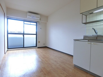 【居間・リビング】 | ルミエール日吉 | 南向きダイニングキッチン8.5帖☆バルコニーに繋がるお部屋は陽当たり良好です！エアコン付きで1年中快適に過ごせますね☆