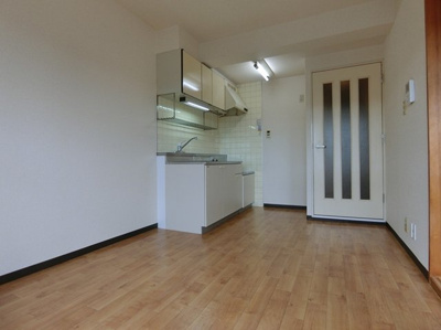 【居間・リビング】 | ルミエール日吉 | 南向きダイニングキッチン8.5帖☆バルコニー側からの眺めです☆椅子とテーブルを囲んで家族団欒の時間を過ごせます♪