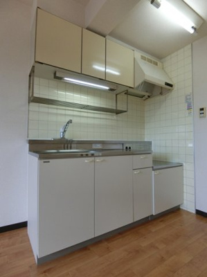 【キッチン】 | ルミエール日吉 | ガスコンロ設置可能のキッチンです☆場所を取るお鍋やお皿もすっきり収納できます♪