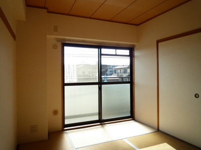 【和室】 | ルミエール日吉 | 南向き和室6帖☆バルコニーに繋がる陽当たりの良いお部屋です！和室は冬場はコタツでほっこり♪夏は意外と涼しくて使い勝手がいいんですよ♪