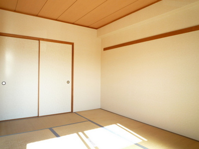 【寝室】 | ルミエール日吉 | 南向き和室6帖☆押入れがあります♪寝具をすっきり収納できるので和室は寝室にもオススメ☆