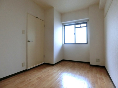 【洋室】 | ルミエール日吉 | 洋室5帖☆玄関側にあるお部屋です♪子供部屋や書斎など多用途に使えそうなお部屋です♪