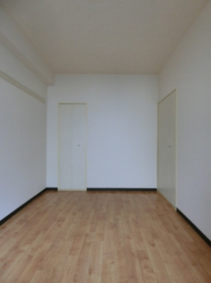 【子供部屋】 | ルミエール日吉 | 洋室5帖☆クローゼットと収納スペースを完備しています☆お洋服の多い方もお部屋が片付いて快適に過ごせますね♪