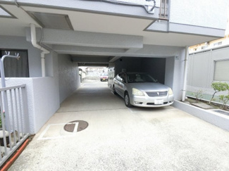 【駐車場】 | 駐車場入口です。