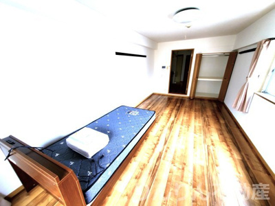 【居間・リビング】 | メゾン南昭和 | こちらのリビングで趣味の時間をお楽しみください