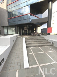 【エントランス】 | 広々とした開放感あるエントランスアプローチ