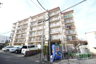 【外観】 | 3駅3路線が利用可能な好立地に建つマンション外観です！小学校・幼稚園・スーパー等も近く住み良い住環境♪