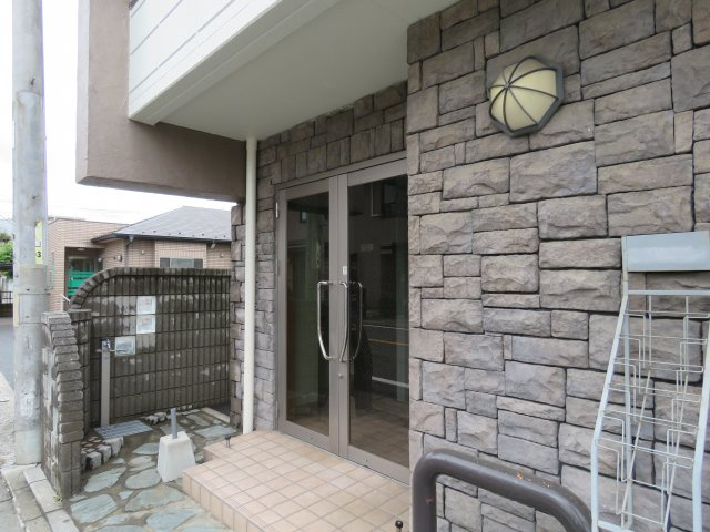 間仁田ビルのエントランス