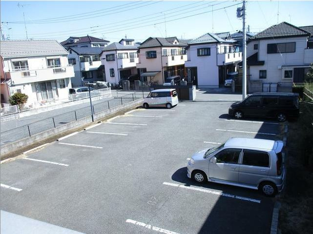 フィーネス弐番館の駐車場