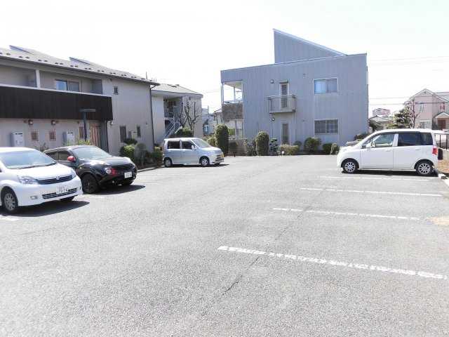 フィーネス弐番館の駐車場