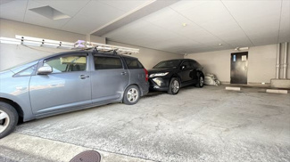 【駐車場】 | 敷地内には駐車場も完備。お家を出てからすぐに乗車できるため、通勤はもちろんの事、日々のお買い物や、ご家族での旅行など様々なシーンで活躍します。