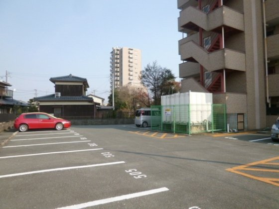 クラウンII津福の駐車場