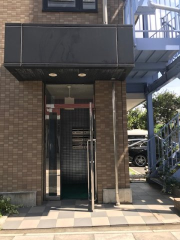 新横溝ビルのエントランス